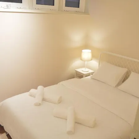 Surf House Hostel *